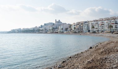 Güneşli Altea şehri kıyı şeridi manzaralı taş plajı tepe ve kilise, Costa Blanca, İspanya