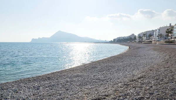 Steinstrand Mit Blick Auf Die Sonnige Küste Der Stadt Altea — Stockfoto