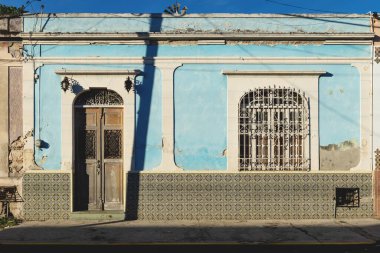 Mavi Meksika sömürge evi cephesi güneş, Merida, Yucatan, Meksika