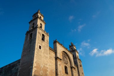 Güneş batarken Merida 'San Ildefonso Katedrali. Güzel turuncu ışık altında, Merida, Yucatan, Meksika.