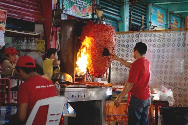 Merida, Yucatan, Meksika - 20 Kasım 2018: Geleneksel papaz eti Meksika restoranında ateşle şişlendi