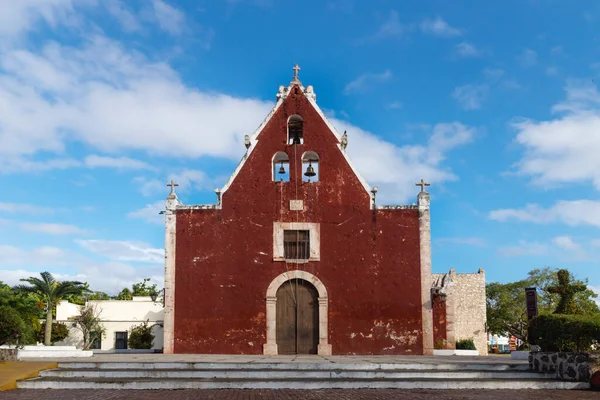 Вход Красную Колониальную Церковь Ицимна Солнечном Парке Деревьями Мерида Юкатан — стоковое фото