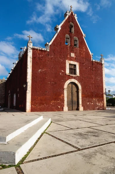 Katolický Červený Koloniální Kostel Itzimna Slunném Parku Merida Yucatan Mexiko — Stock fotografie