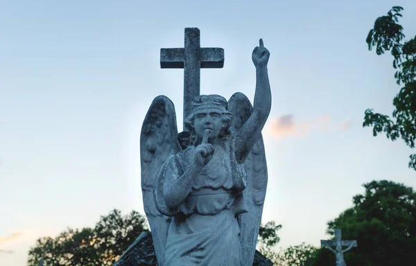 Sten Ängel Staty Med Tystnad Skylt Och Pekar Upp Till — Stockfoto