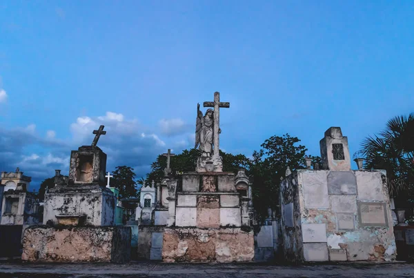 멕시코 유카탄의 메리다에 묘지의 황혼시에 십자가와 천사상이 — 스톡 사진