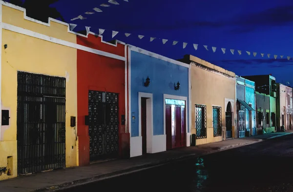 カラフルな植民地時代の建物と夜 メリダ ユカタン メキシコの小さな白い旗と伝統的な国内メキシコの通り — ストック写真