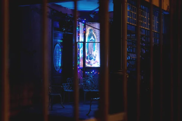 夜のバーの後ろに椅子を持つ家のテラスでバーの後ろにカラフルな悟りを開いた聖母マリア像祭壇 メリダ ユカタン メキシコ — ストック写真