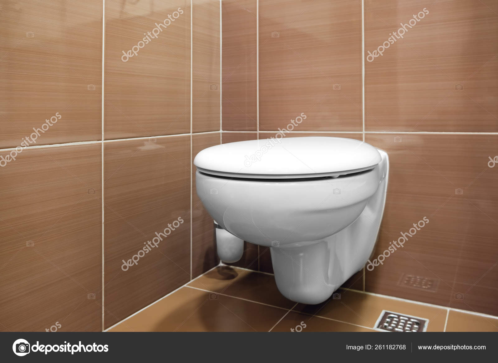 Foto Mangkuk Toilet Putih Tergantung Dinding Kamar Mandi Hotel Stok Foto C Czdistagon 261182768