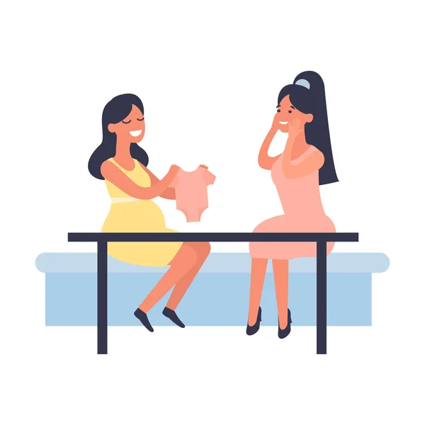 A terhes nő baráti ruhákat mutat újszülötteknek. Egy nő ül a kávézóban vagy az éttermi asztaloknál. Barátság és terhesség koncepció. Boldog lány támogatja a barátnőjét. — Stock Vector