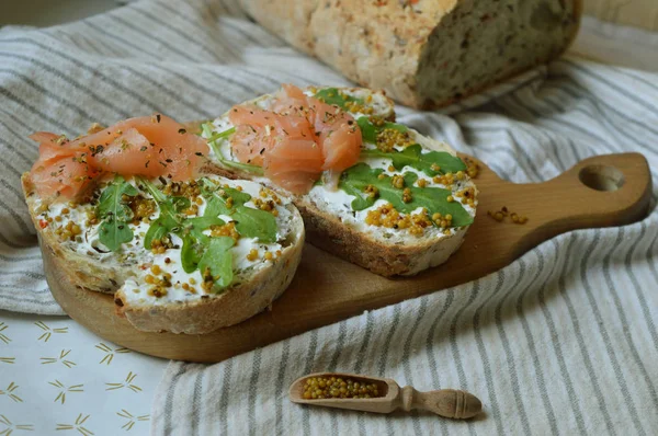 Tahta tahtada somonlu iki sandviç