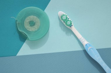 Diş sağlıklı dişler için diş ipi ve diş fırçası. Sağlıklı bir kavram. Günlük ağız hijyeni.