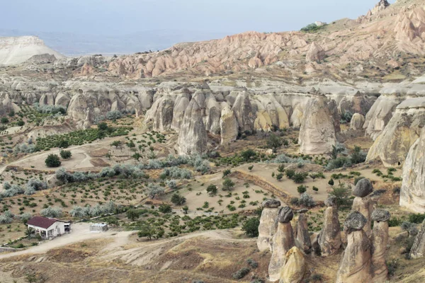 Vista aérea de rochas de diferentes formas e cavernas na Capadócia, Turquia — Fotografia de Stock