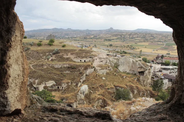 Tájkép város kilátás a barlangból népszerű úti cél - Cappadocia, Törökország — Stock Fotó