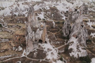 Kum tepelerindeki mağara evleri, yollarla çevrili. Popüler turizm beldesi - Kapadokya, Türkiye