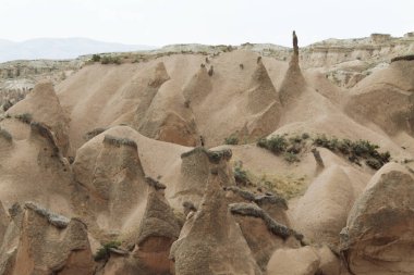 Kapadokya, Türkiye 'deki inanılmaz kayalık tepeler. Farklı şekiller