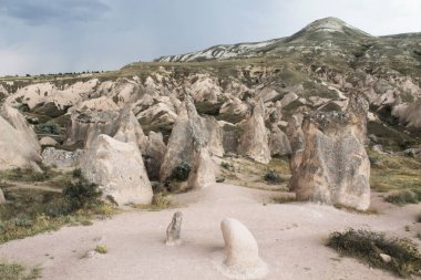 Kapadokya, Türkiye 'de Rocky oluşumları. Farklı şekillerde tepelerin manzarası