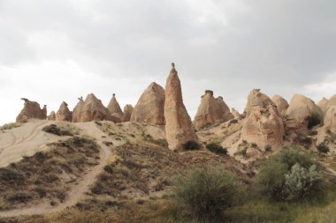 Kapadokya manzarası. Kır manzarası. Kayalık tepelere giden yollar