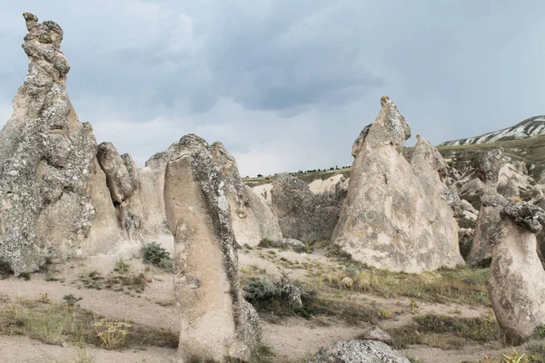 Cone alakú sziklaképződés a völgyben a világhírű úti cél - Cappadocia, Törökország — Stock Fotó