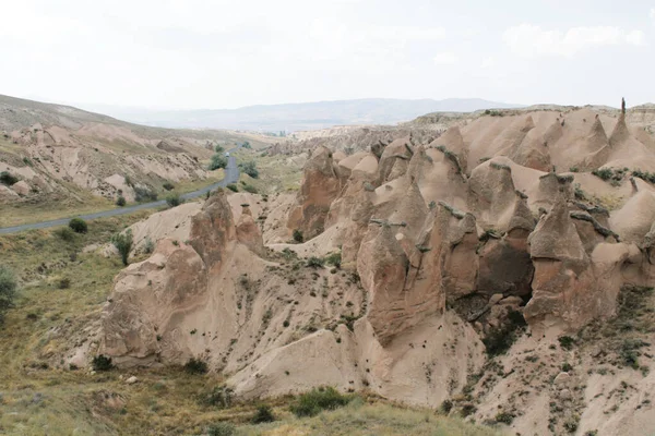 Autó megy az úton között Cappadocia hegyek, Törökország — Stock Fotó