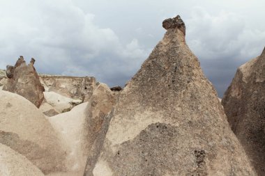 Türkiye 'nin Kapadokya vadisinde farklı şekillerdeki çeşitli kayaların havadan görünüşü