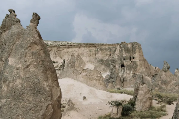 Sziklás dombok különböző formájú népszerű úti cél - Cappadocia, Törökország — Stock Fotó