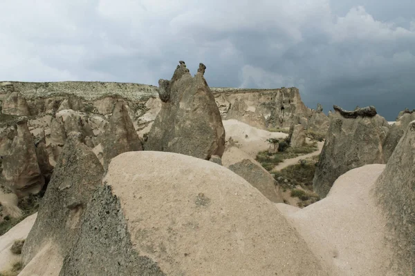 Formações rochosas na Capadócia, Turquia. Montanhas e árvores verdes. Céu tempestuoso antes da chuva — Fotografia de Stock