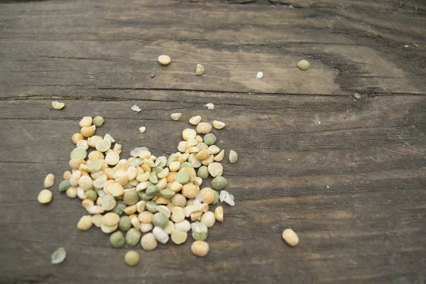      bir ağaç fern üzerinde sarı-yeşil bezelye