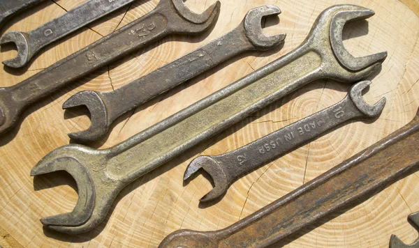 Ahşap arka plan üzerinde somun anahtarları