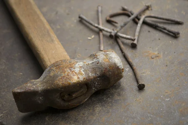 paslı çekiçle çivi ile-metalleri