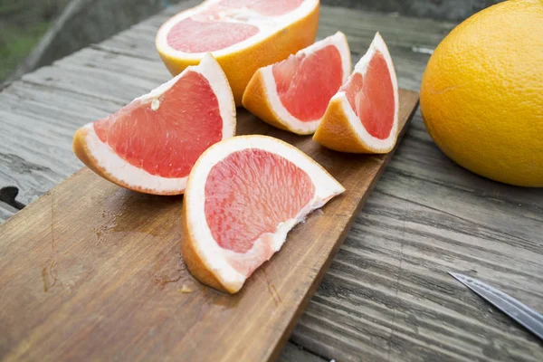 Ahşap arka plan üzerinde somun anahtarları