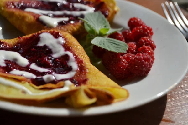 Ahududu ile süt ince krep