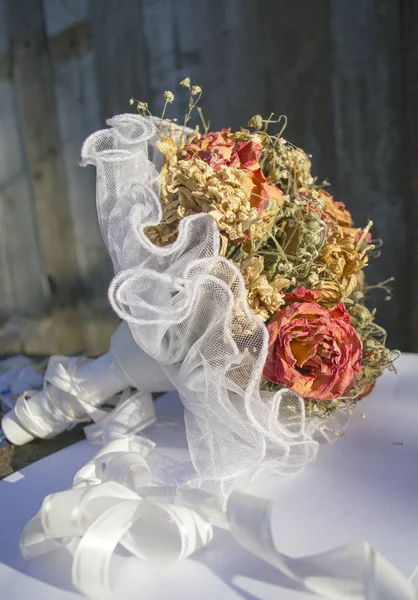 zaman içinde düğün sonra gelinin çiçekleri