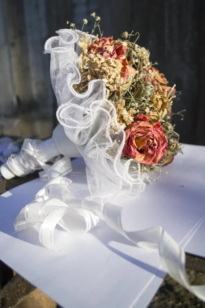 zaman içinde düğün sonra gelinin çiçekleri