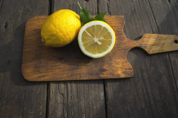 ahşap arka plan üzerinde ahşap bir gemide kesip limon