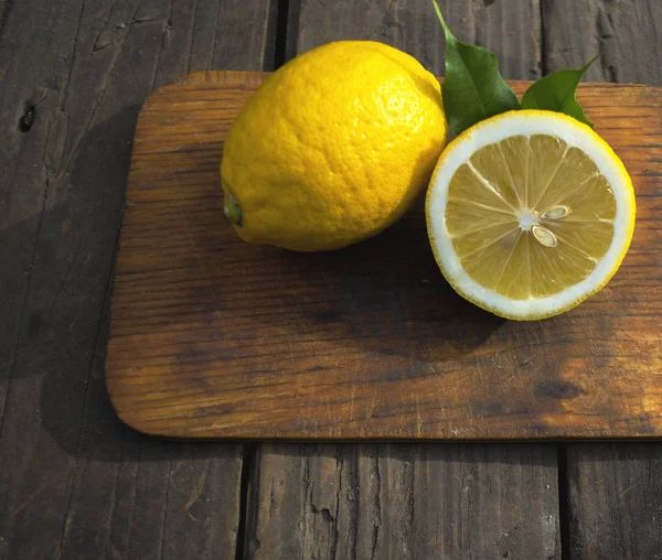 ahşap arka plan üzerinde ahşap bir gemide kesip limon