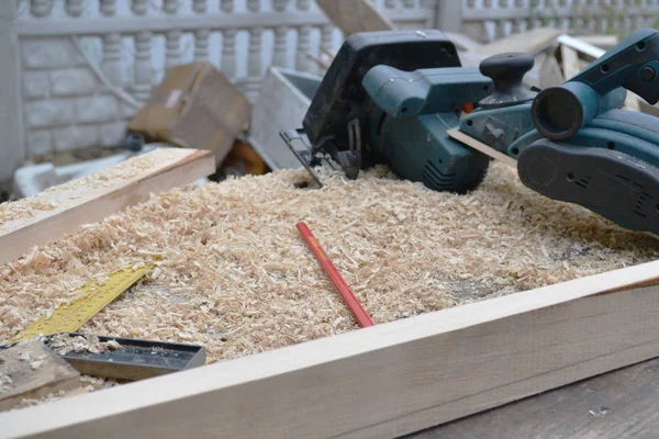 Ahşap sopa yalan doğrama atölyesinde bir tezgah üzerine