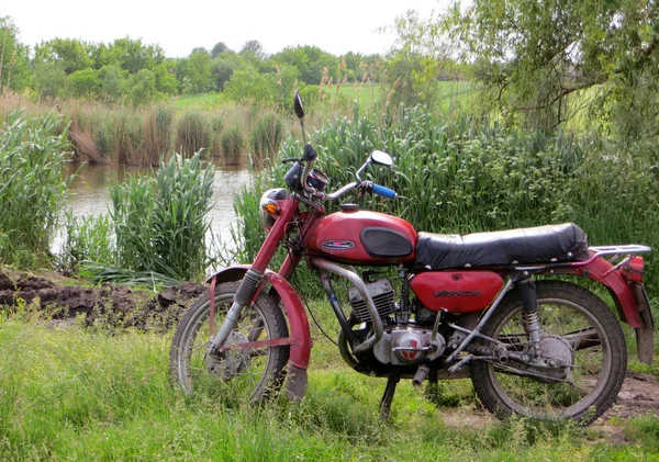  bir Nehri yakınında eski bir motosiklet                  