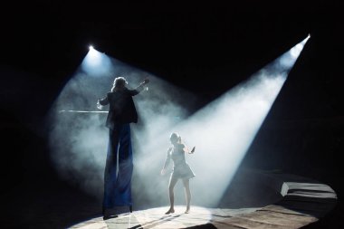 Sirkte stilt-walkers performansı.