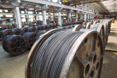 Filmaşin, ambarlarda bağlantı parçaları. Metalurji tesisi Endüstriyel depo.