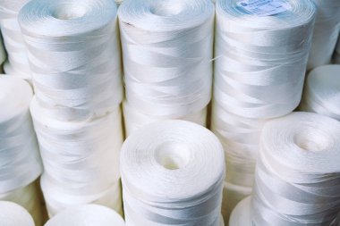 Tel çubuk, depodaki bağlantı parçaları. catalkoy ile bir paket yanında işçi. metalurji fabrikasında sanayi depoları.