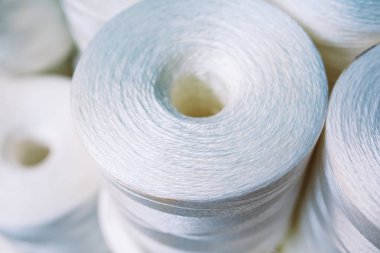 Tel çubuk, depodaki bağlantı parçaları. catalkoy ile bir paket yanında işçi. metalurji fabrikasında sanayi depoları.