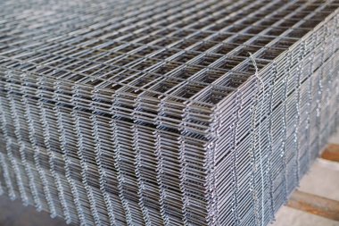 Metal ızgara. Ağır sanayi üretim. Metal haddeleme tesisi