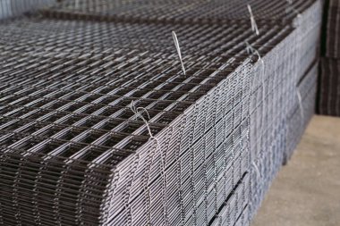 Metal ızgara. Ağır sanayi üretim. Metal haddeleme tesisi