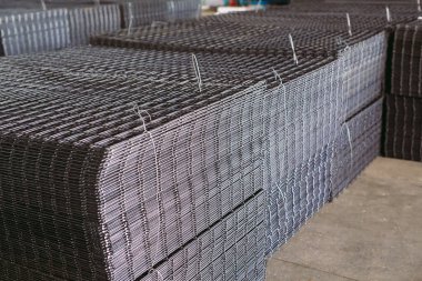 Metal ızgara. Ağır sanayi üretim. Metal haddeleme tesisi