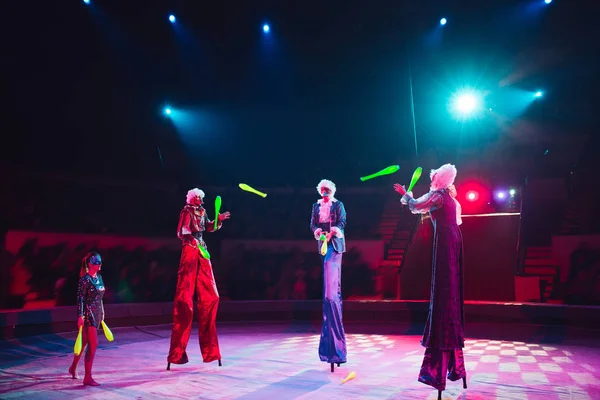 Prestaties Van Stilt Walkers Het Circus — Stockfoto