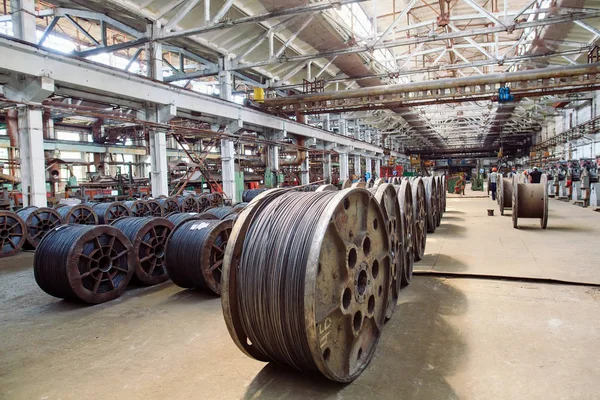 Χονδρόσυρμα Εξαρτήματα Στις Αποθήκες Βιομηχανική Αποθήκη Στο Μεταλλουργικό Εργοστάσιο — Φωτογραφία Αρχείου