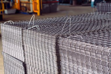 Metal ızgara. Ağır sanayi üretim. Metal haddeleme tesisi