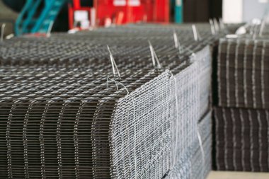 Metal ızgara. Ağır sanayi üretim. Metal haddeleme tesisi