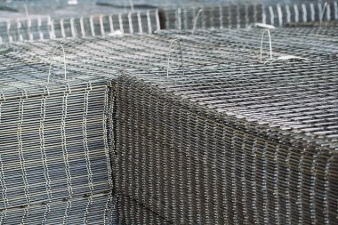 Metal ızgara. Ağır sanayi üretim. Metal haddeleme tesisi