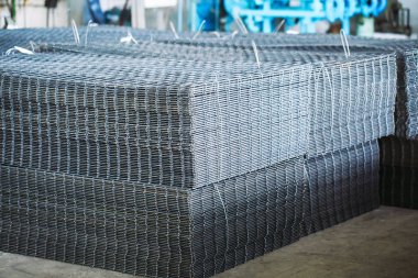 Metal ızgara. Ağır sanayi üretim. Metal haddeleme tesisi